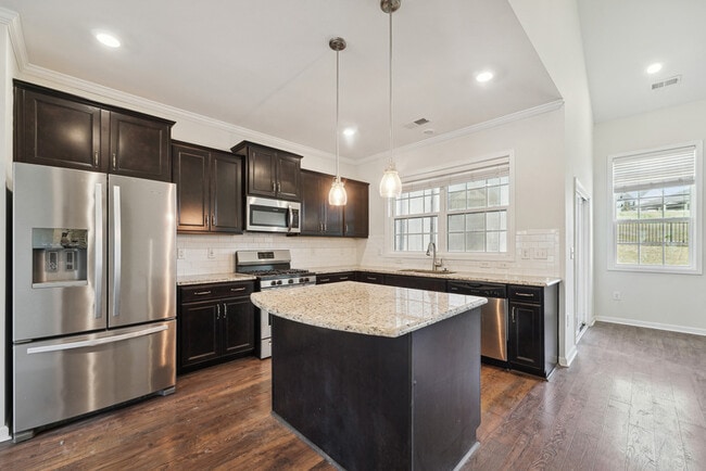 Building Photo - 2312 Longmont Dr