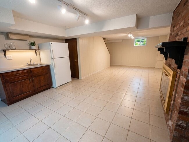 Building Photo - Spacious 3+ Bedroom 1/2 Duplex for Rent
