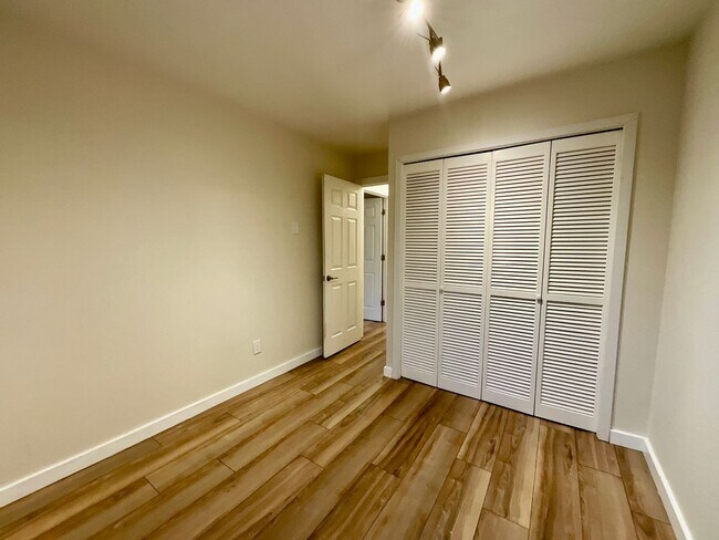 Building Photo - Beautiful Leschi Townhome with Fenced Yard