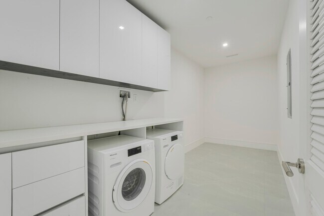 Building Photo - 220 Lake Shore Dr