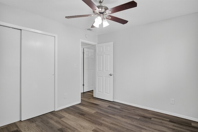 Building Photo - 534 Canary Ln