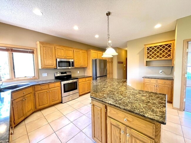 Building Photo - 640 S Park Ct