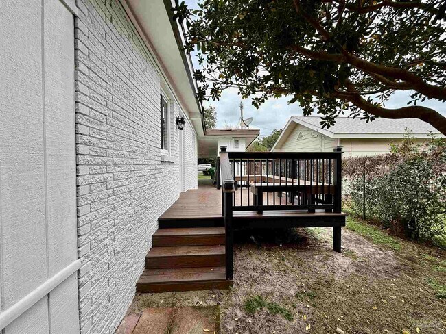 Building Photo - 205 Fairpoint Dr