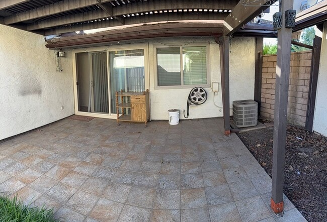 Building Photo - Great 3 bedroom / 2 bathroom Condo in Rive...