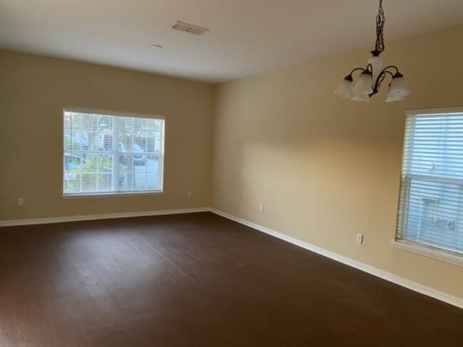 Building Photo - Spacious 4/2 in a Great Community!