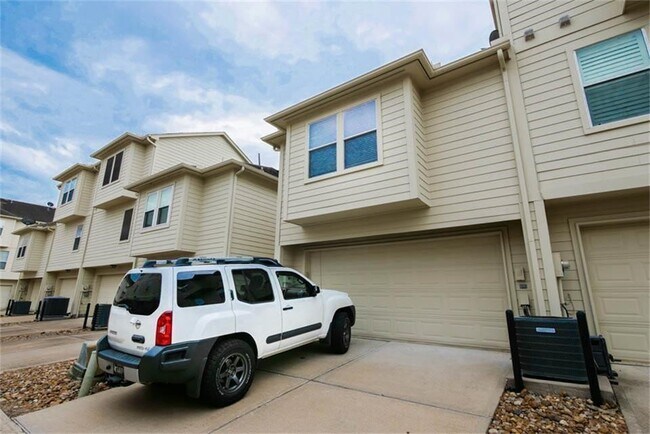 Building Photo - 918 Memorial Heights Dr