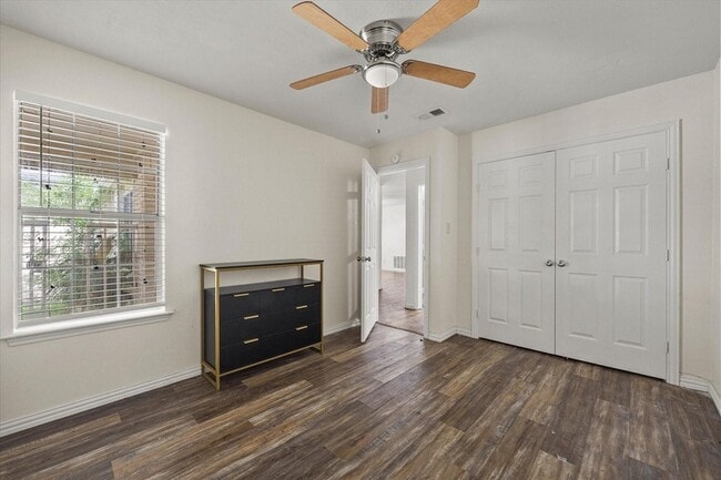 Building Photo - 2504 Brook Hollow Ct