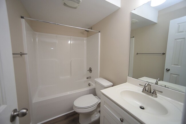 Building Photo - Fully Updated 3 Bedroom Condo in Prime Ral...