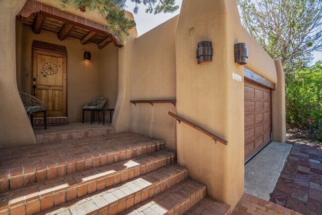Building Photo - Northside Santa Fe Home
