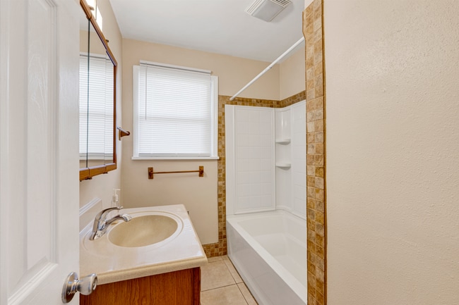 Building Photo - Cozy 3 bedroom home with large yard!