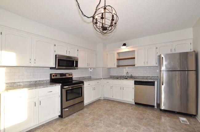 Building Photo - Two bedroom 1.5 bath townhome with 1 car g...