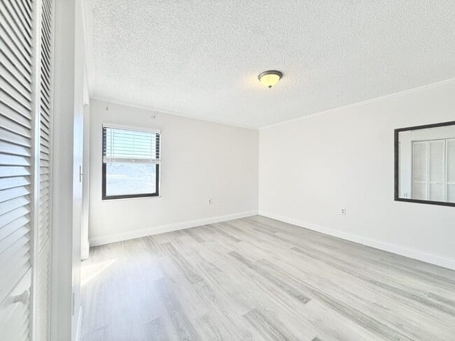 Building Photo - 2131 Ridge Rd S