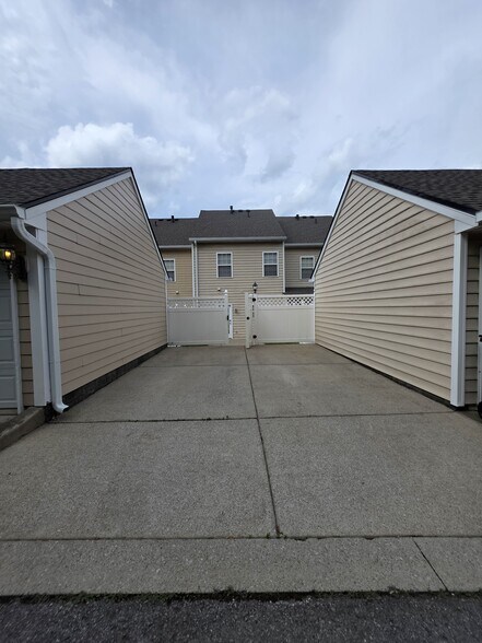 Building Photo - 7025 Sunnywood Dr
