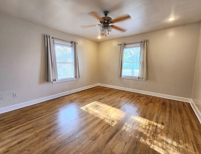 Building Photo - 504 Holmsley Ave