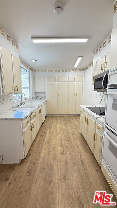 Building Photo - 14144 Dickens St