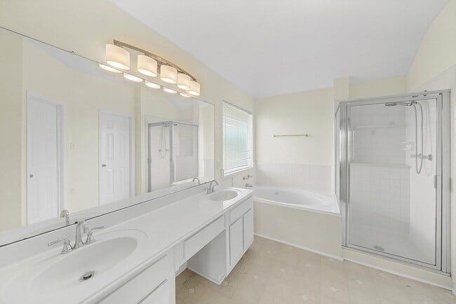 Building Photo - 15322 Vintage Oak Ln