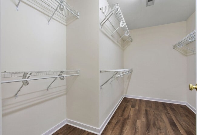 Building Photo - FABULOUS 5 BEDROOM RENOVATED HOME IN HAMPTON PARK