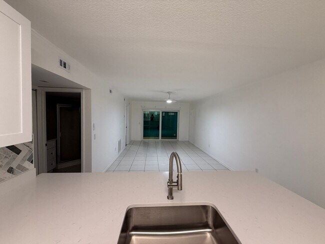 Building Photo - Ground Floor Condo 2/2  - Immediate Availa...