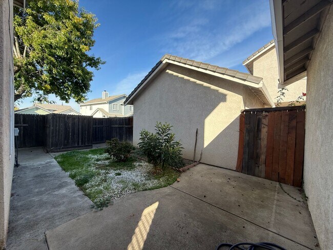 Building Photo - 4 bed 2.5 bath 2 story home available now!