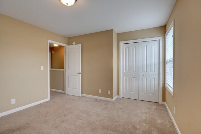 Building Photo - Beautiful Town Home Across From Tennova and Minutes to I-24 With Hardwood Flooring