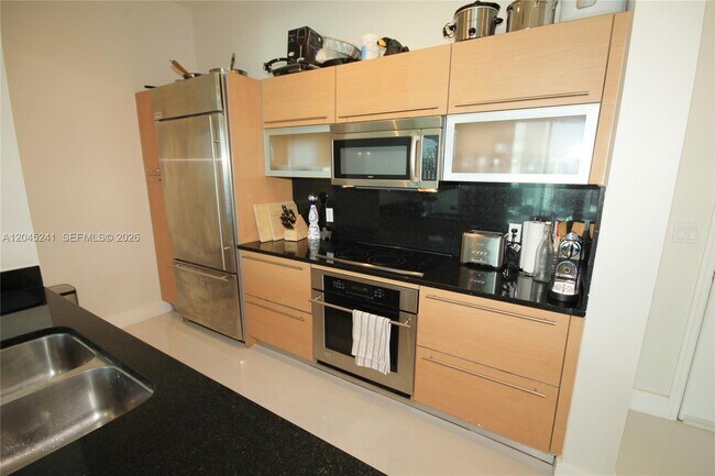 Building Photo - 950 Brickell Bay Dr