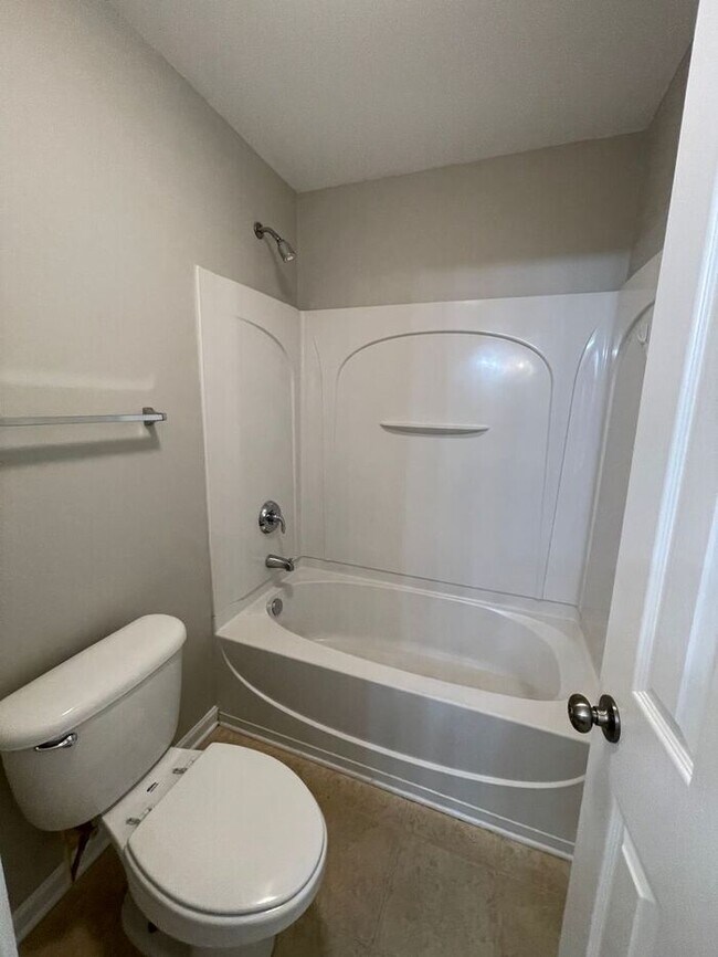 Building Photo - Spacious 4 bedroom, 2 full bath, 2 story town home