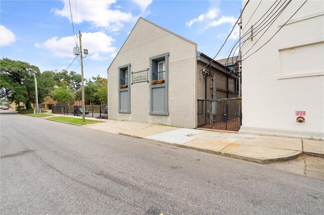 Building Photo - 412 Dauphin St