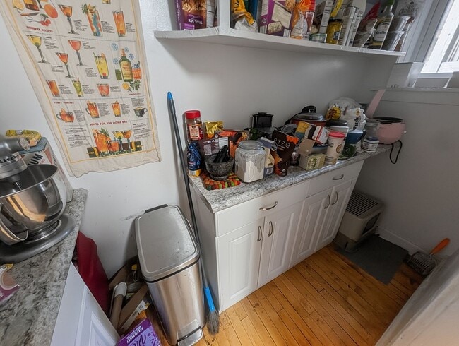 Building Photo - Large 3-bed/1-bath Apartment in the Heart of Rogers Park!
