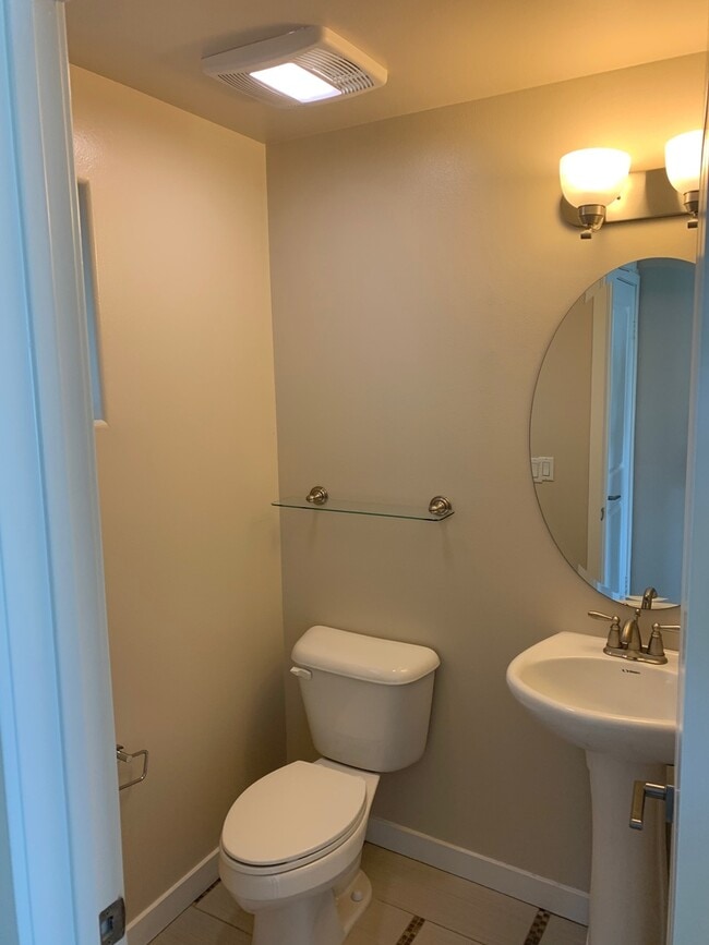 Building Photo - Modern 3 Bed/ 4 Bath, Detached, Private Dr...