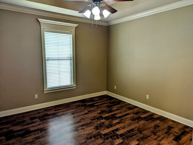Building Photo - Welcome to Milton Estates!