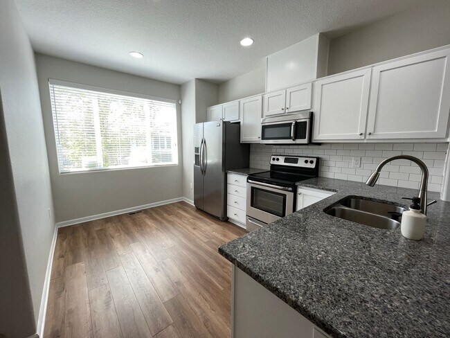 Building Photo - Stylish 2br/2.5ba Townhome with 2-car tand...