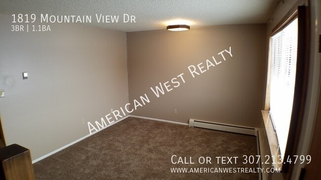 Building Photo - 1819 Mountain View Dr