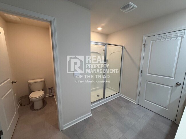 Building Photo - 4 Bedroom/3 Bath 2 Story House in Greensboro