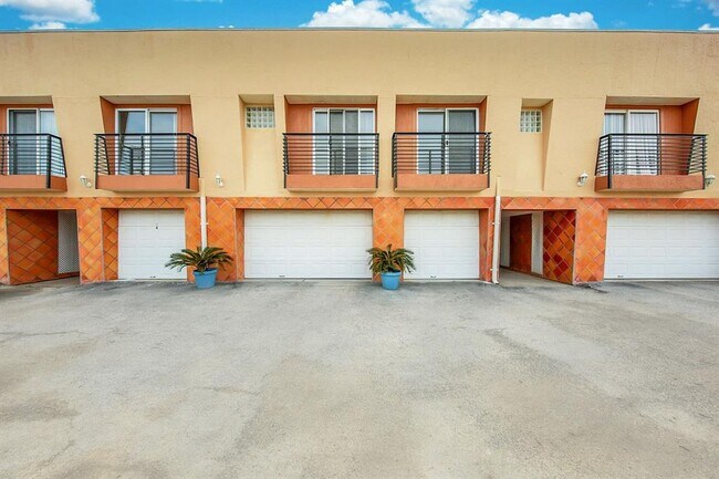 Building Photo - 709 Gale St