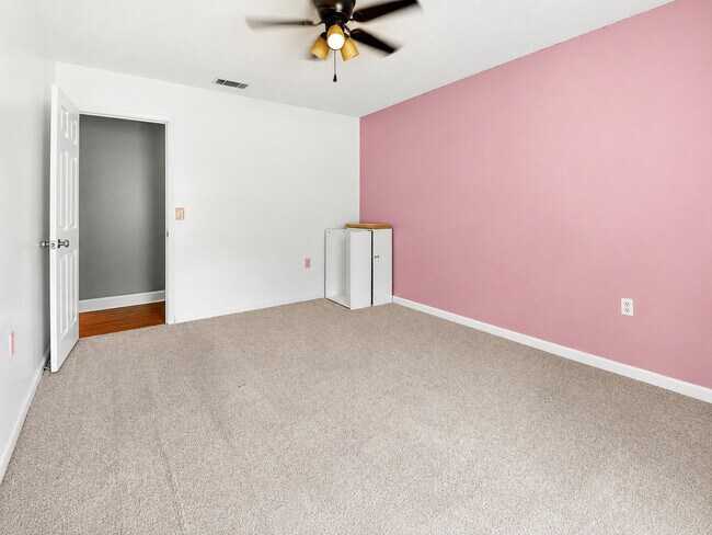 Building Photo - 127 Pine Bluff Dr