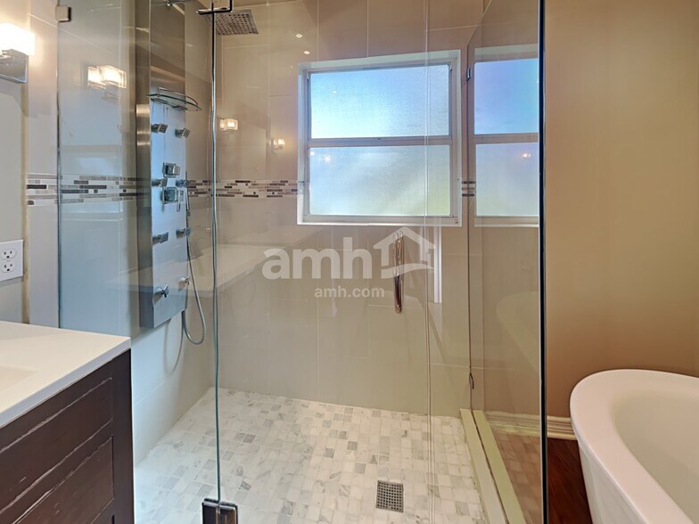 Building Photo - 1461 Lake Shore Ranch Dr