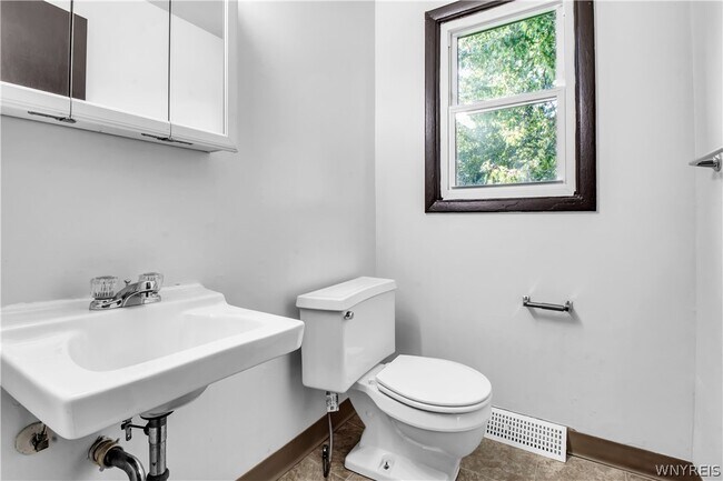 Building Photo - 247 Glenhaven Dr
