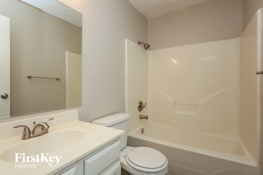 Building Photo - 805 Shadybrook Ln