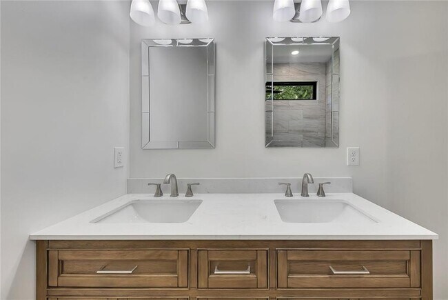 Building Photo - 3 Forsyth St NE