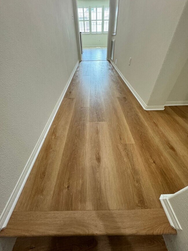 Building Photo - Luxurious 2 bed/ 2 bath townhouse in guard...