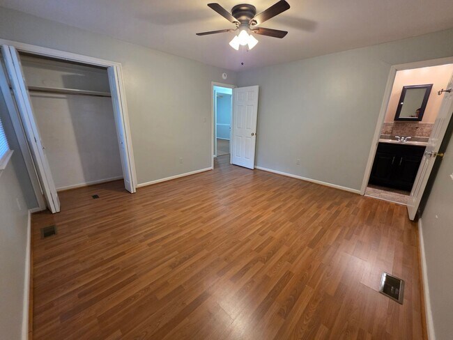 Building Photo - Cute Ranch in Yorktown Ready For New Tenants!