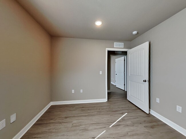 Building Photo - Charming 3BR/2BA Ranch Duplex w/ Garage – Colonial Gardens