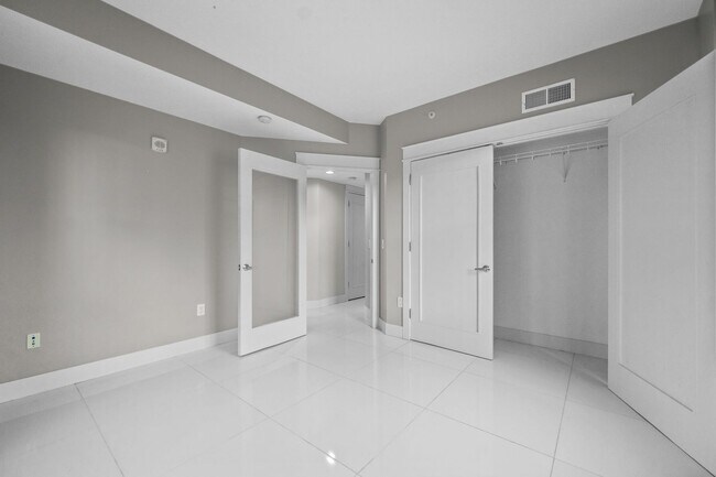 Building Photo - Beautiful Furnished 2-Bed, 2-Bath Condo in...