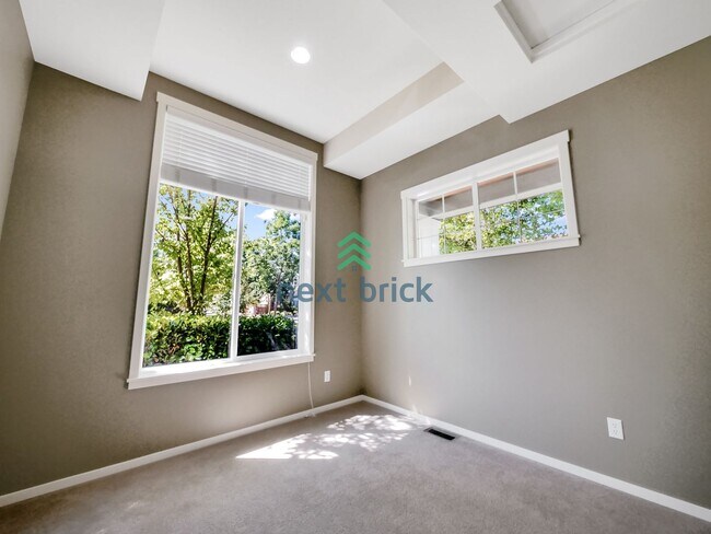 Building Photo - Rare 3 Bedroom 2.5 Bath Townhome for Rent!