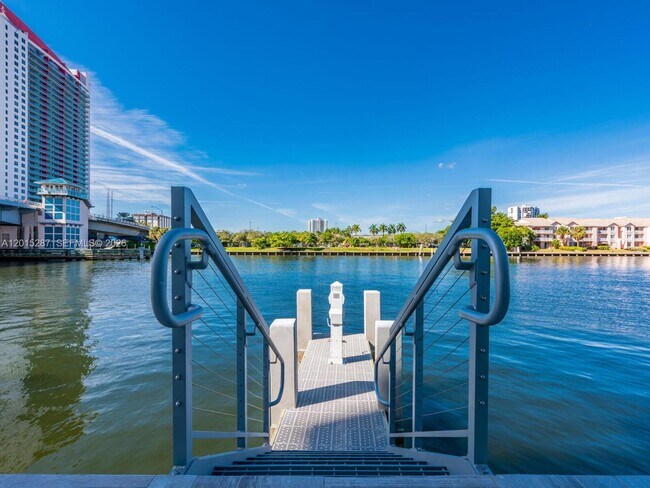 Building Photo - 4010 S Ocean Dr