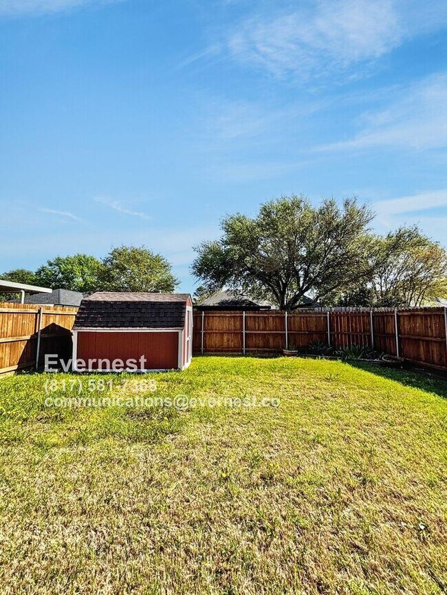 Building Photo - Spacious 3-Bedroom Home with Fenced Yard a...