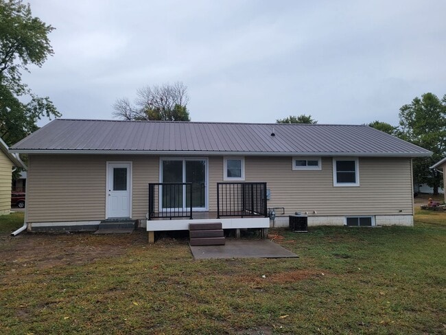 Building Photo - 3 Bedroom, 2 Bath Single Family Home in Camanche, IA