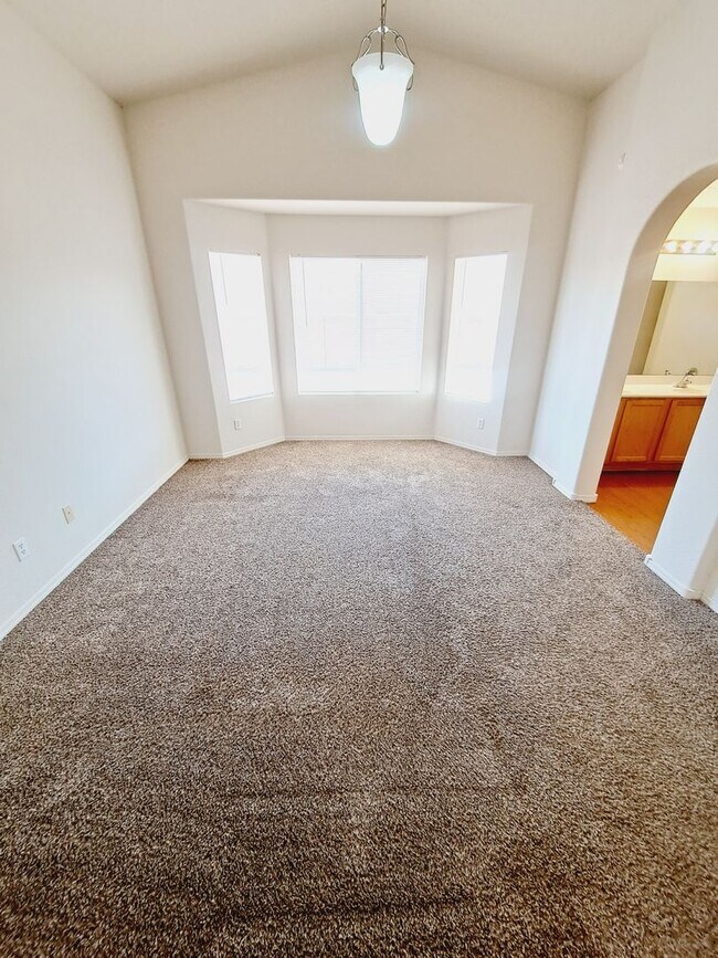 Building Photo - 3 bed 2 bath home in Huning Ranch!