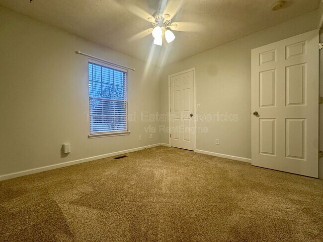 Building Photo - 695 Prater Rd