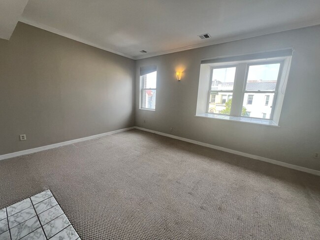 Building Photo - Charming Studio Unit Condo in Dupont Circle!